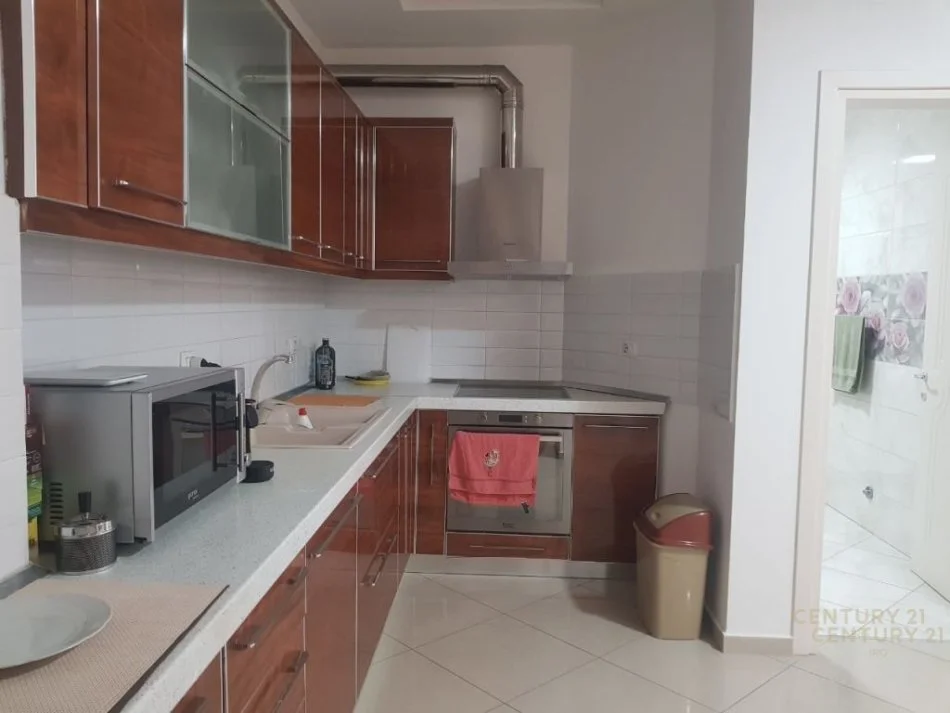Tirane, jepet me qera apartament 2+1 Kati 4, 110 m² 700 € (sheshi skenderbeu)