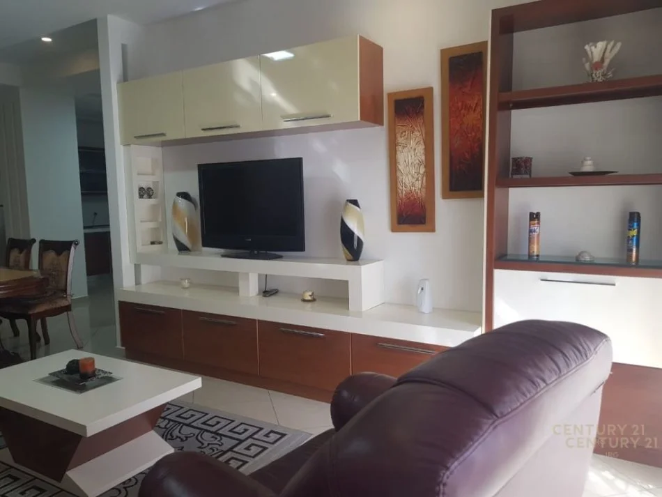 Tirane, jepet me qera apartament 2+1 Kati 4, 110 m² 700 € (sheshi skenderbeu)
