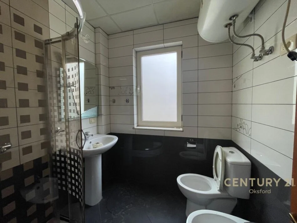 Tirane, jepet me qera apartament 2+1+Aneks+Ballkon Kati 4, 93 m² 700 € (Kopshti Zoologjik)