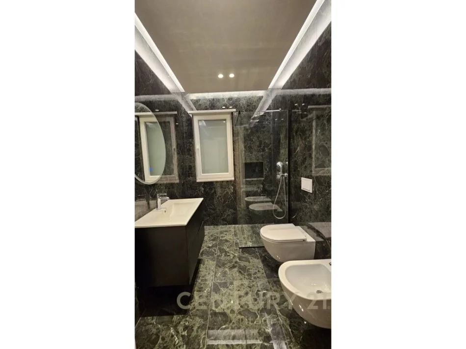 Tirane, shitet apartament+verande | Penthouse 3+1 Kati 7, 221 m² 390.000 € (Rr Don Bosko)