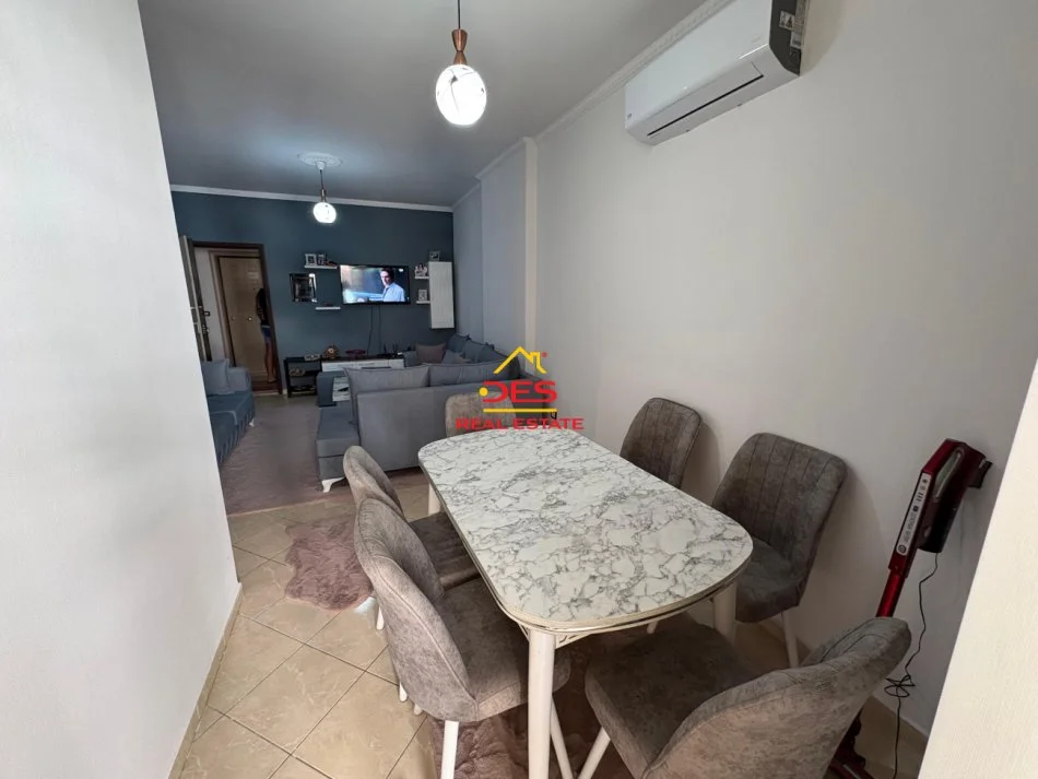Vlore, jepet me qera apartament 1+1+Ballkon Kati 3, 70 m² 350 € (Rruga Murat Tërbaçi)