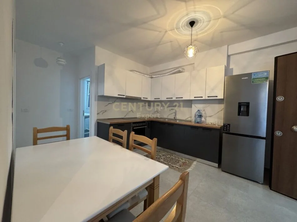 Tirane, jepet me qera apartament 2+1 Kati 4, 85 m² 400 € (Shkozë, Kompleksi Tom Doshi)