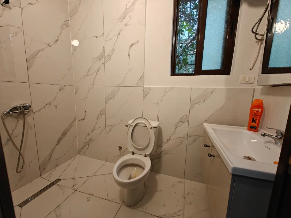 Tirane, jepet me qera apartament 1+1 Kati 2, 45 m² (Porcelan 530581010-83))