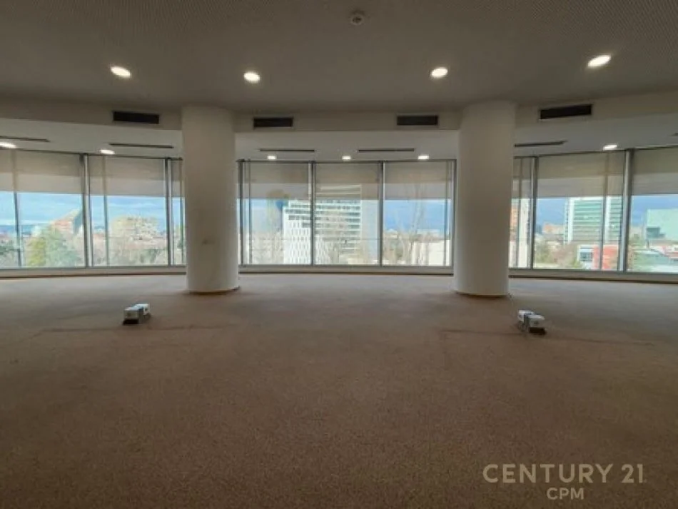 Tirane, jepet me qera ambjent biznesi Kati 6, 658 m² 13.000 € (Rruga e Elbasanit)