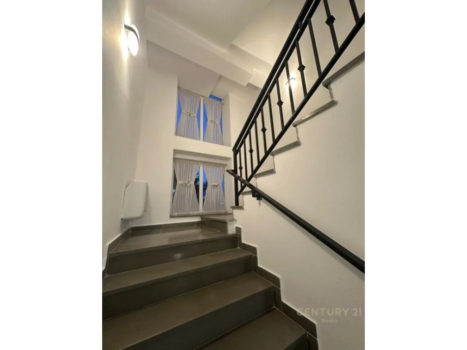 Tirane, jepet me qera 4+1+Ballkon Kati 3, 590 m² 2.500 € (mjull bathore)