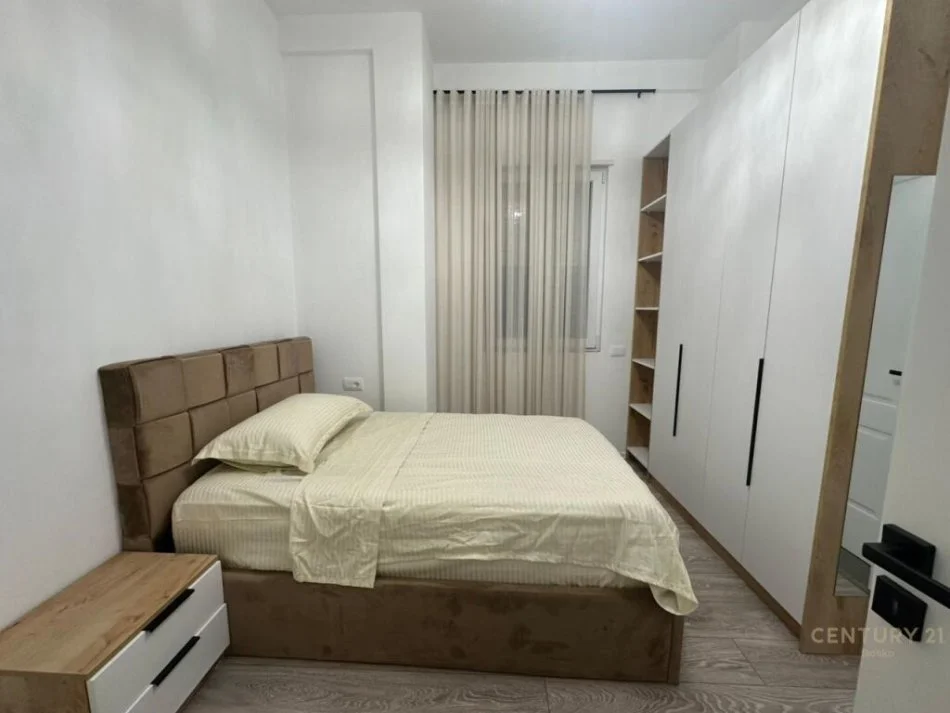 Tirane, jepet me qera 4+1+Ballkon Kati 3, 590 m² 2.500 € (mjull bathore)