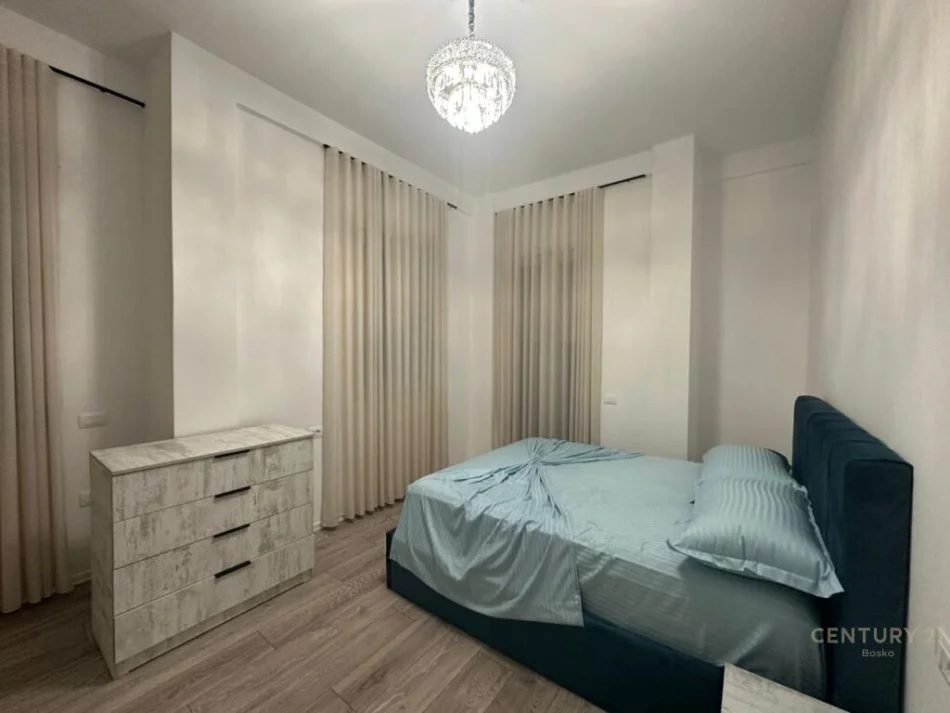 Tirane, jepet me qera 4+1+Ballkon Kati 3, 590 m² 2.500 € (mjull bathore)