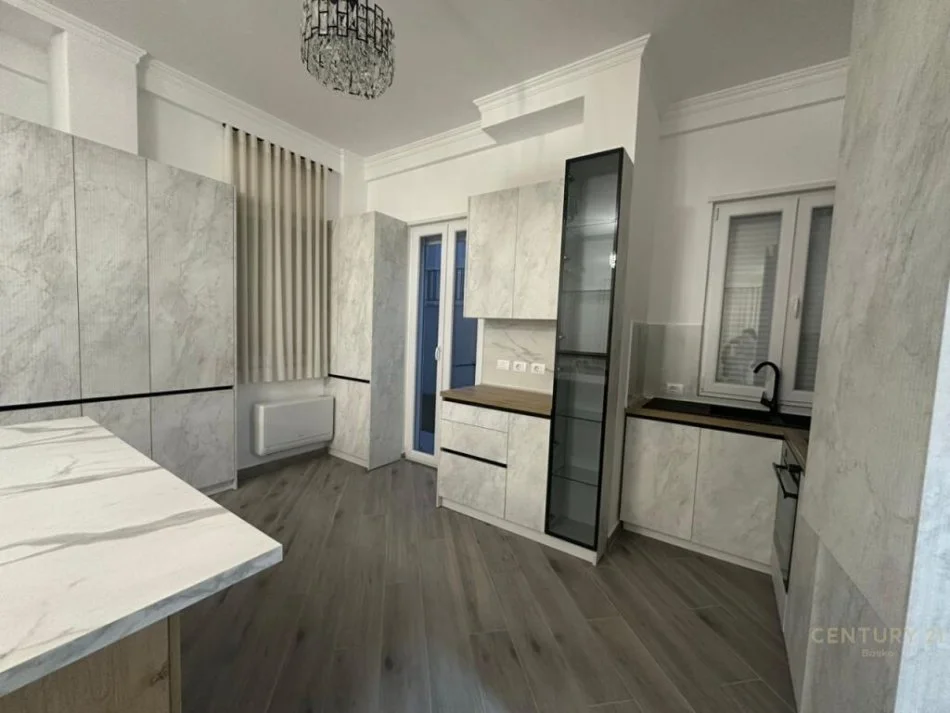 Tirane, jepet me qera 4+1+Ballkon Kati 3, 590 m² 2.500 € (mjull bathore)