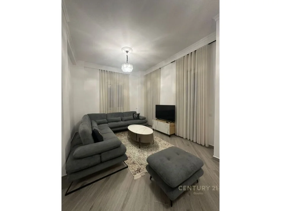 Tirane, jepet me qera 4+1+Ballkon Kati 3, 590 m² 2.500 € (mjull bathore)