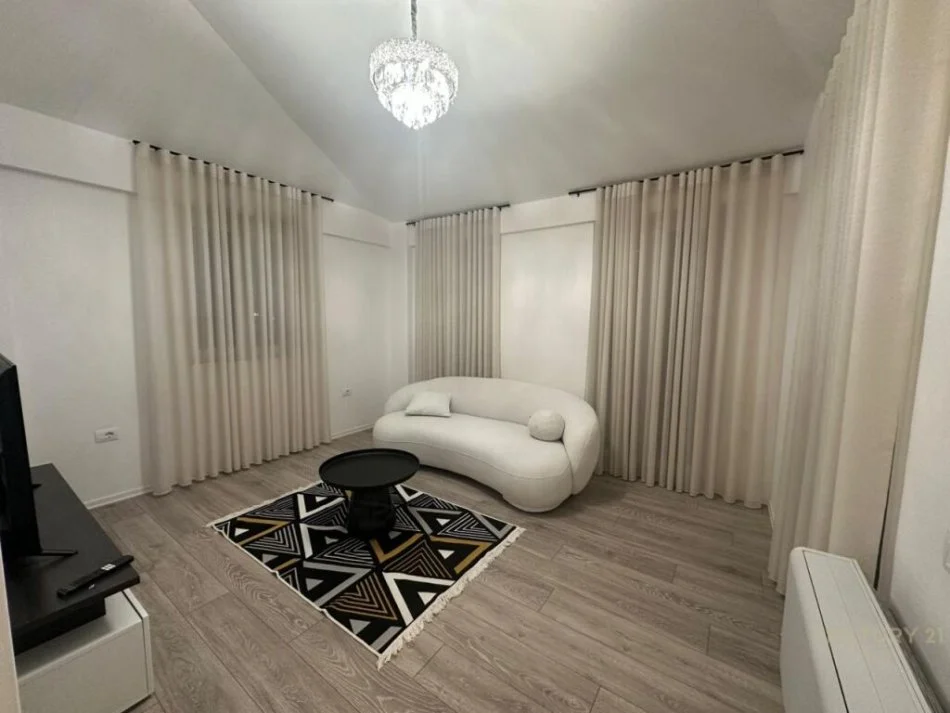 Tirane, jepet me qera 4+1+Ballkon Kati 3, 590 m² 2.500 € (mjull bathore)