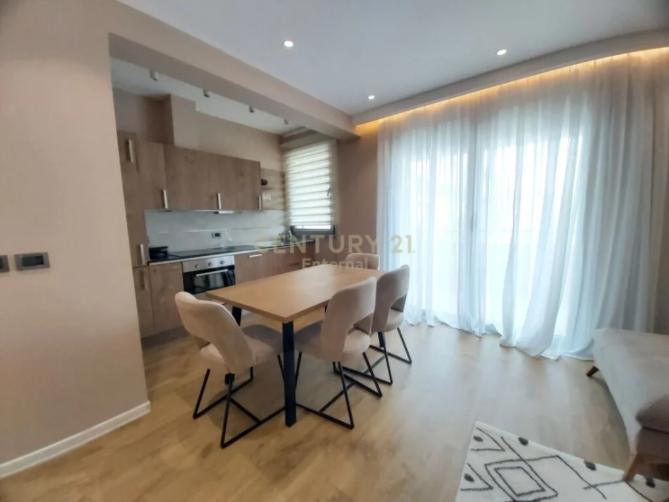 Tirane, jepet me qera apartament 2+1+Ballkon Kati 4, 110 m² 1.500 € (Rruga e kosovareve)