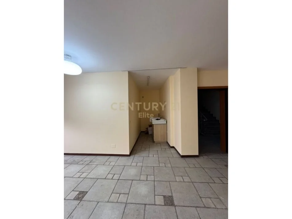 Tirane, jepet me qera ambjent biznesi Kati 2, 108 m² 1.000 € (Reshit Collaku)