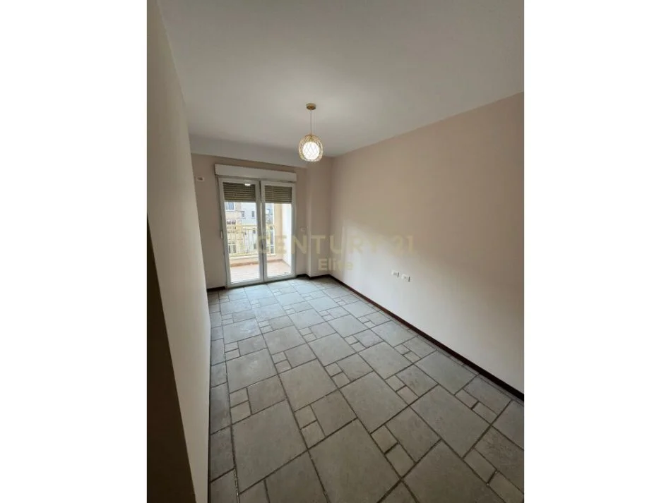 Tirane, jepet me qera ambjent biznesi Kati 2, 108 m² 1.000 € (Reshit Collaku)