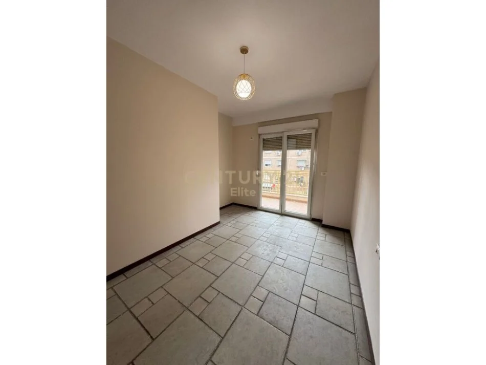 Tirane, jepet me qera ambjent biznesi Kati 2, 108 m² 1.000 € (Reshit Collaku)