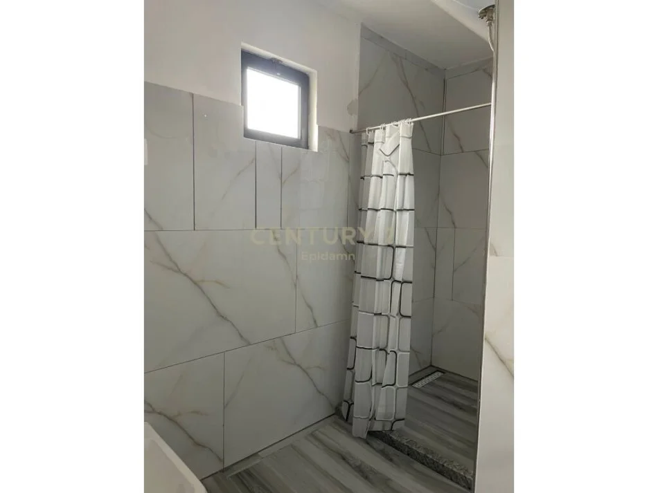 Durres, jepet me qera apartament 2+1+Ballkon Kati 3, 135 m² 280 € (spitalle)