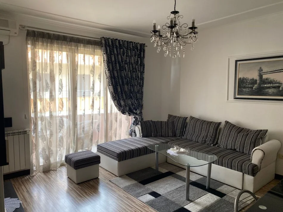 Tirane, jepet me qera apartament 2+1+Ballkon Kati 3, 85 m² 600 € (Liqeni i Thate)