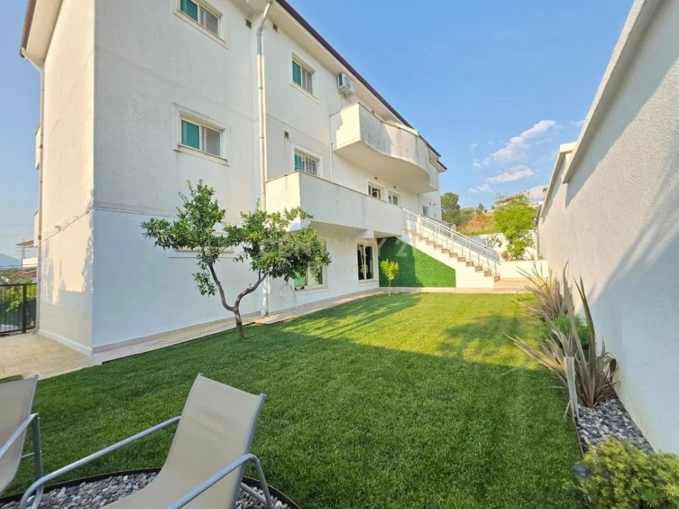 Tirane, jepet me qera Vile 4+1 Kati 1, 200 m² 2.500 € (Sauk)