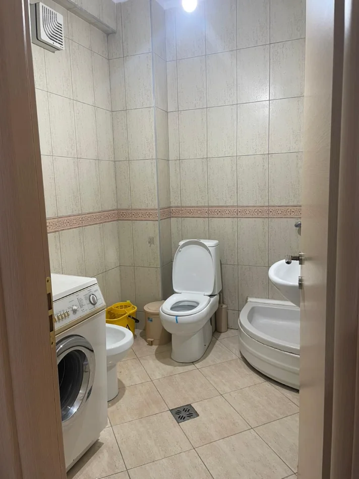 Tirane, jepet me qera apartament 1+1+Ballkon Kati 2, 55 m² 500 € (KOMUNA E PARISIT)