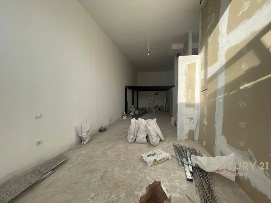 Tirane, jepet me qera ambjent biznesi Kati 0, 127 m² 1.000 € (Ish Fusha e Aviacjonit)