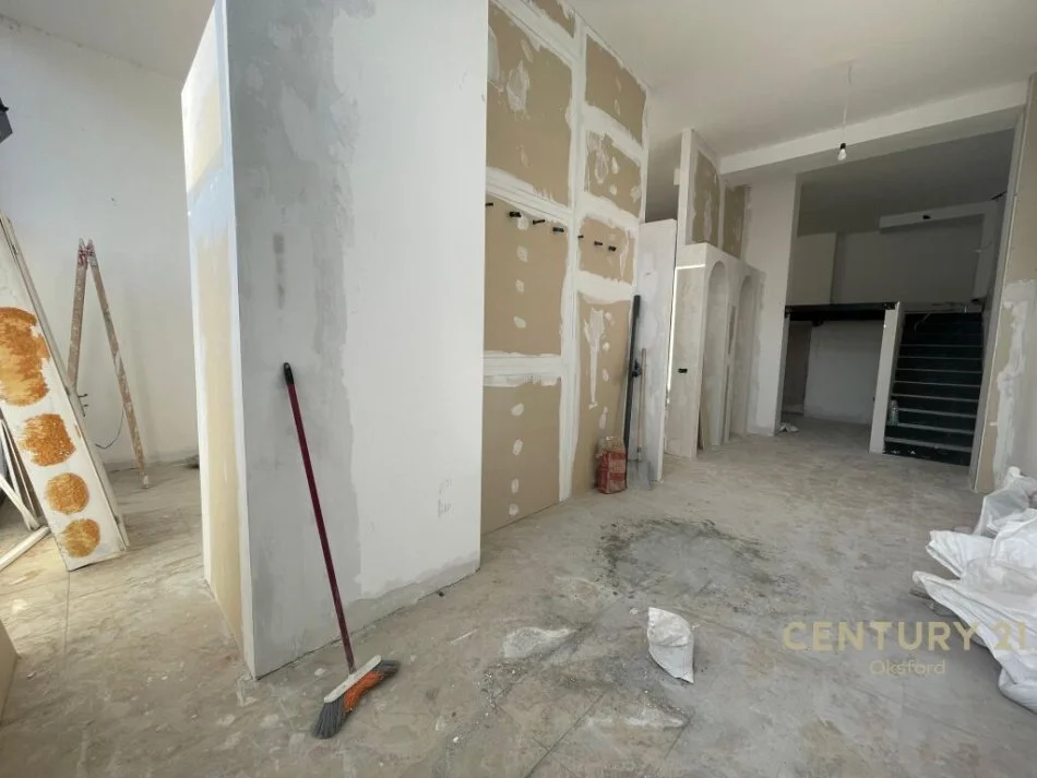 Tirane, jepet me qera Kati 0, 127 m² 1.000 € (Ish Fusha e Aviacionit)