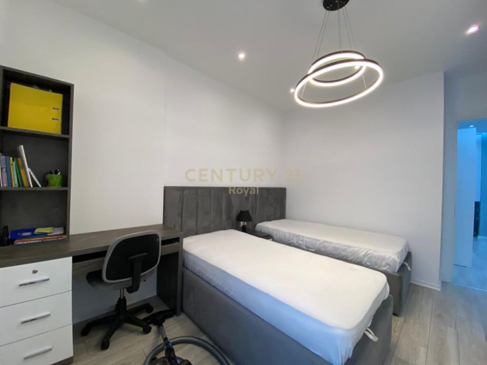 Tirane, shitet apartament 2+1+Ballkon , 102 m² 187.000 € (rruga agim prodani)