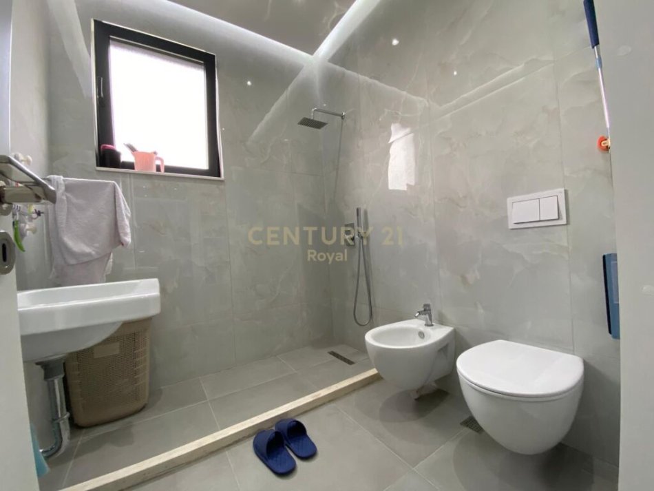 Tirane, shitet apartament 2+1+Ballkon , 102 m² 187.000 € (rruga agim prodani)