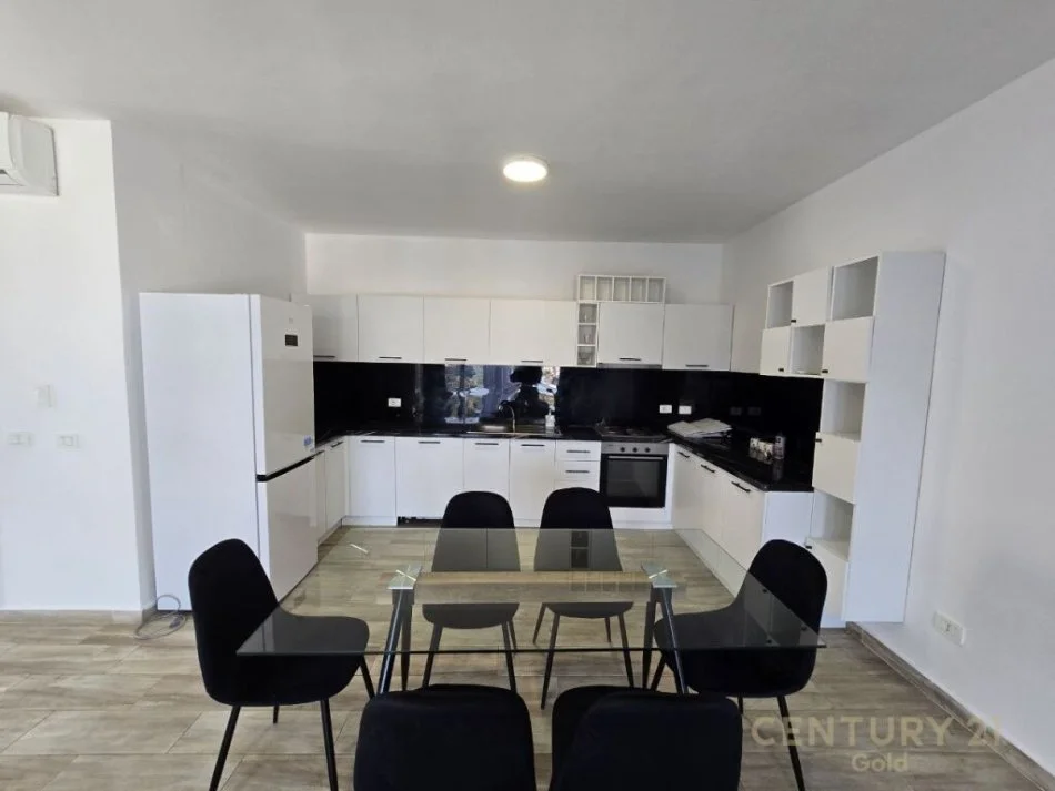 Tirane, jepet me qera apartament 3+1+Ballkon Kati 3, 208 m² 1.050 € (kodra e diellit 2)