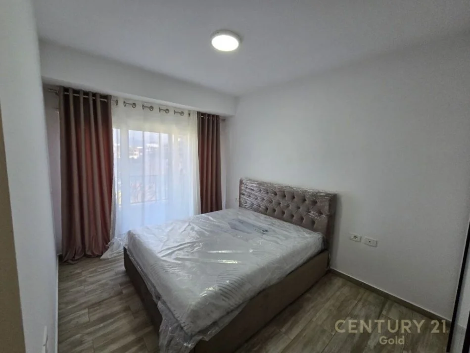 Tirane, jepet me qera apartament 3+1+Ballkon Kati 3, 208 m² 1.050 € (kodra e diellit 2)