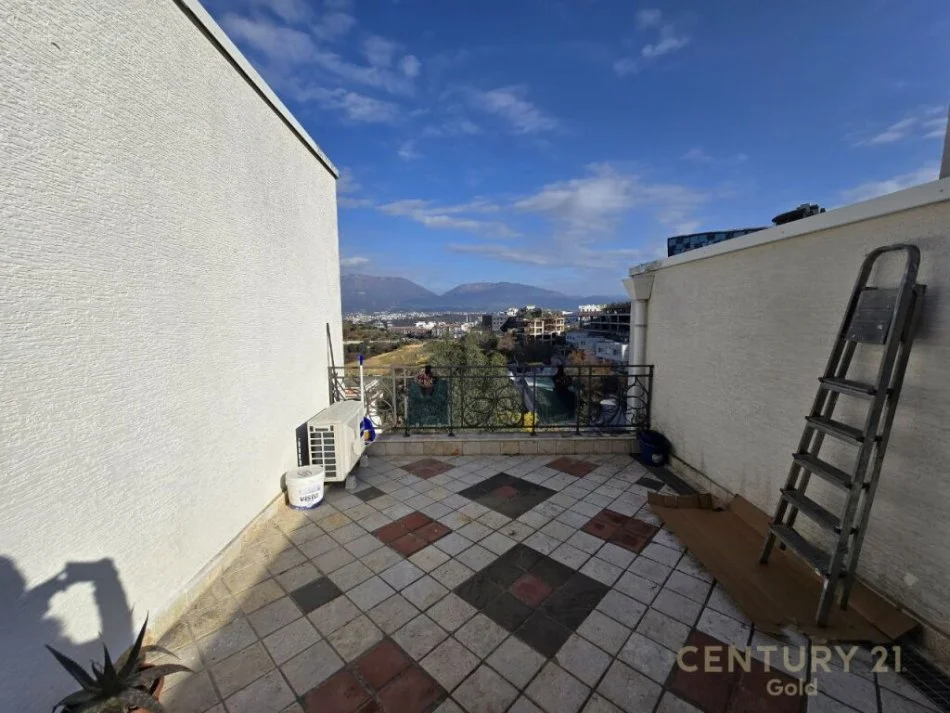 Tirane, jepet me qera apartament 3+1+Ballkon Kati 3, 208 m² 1.050 € (kodra e diellit 2)