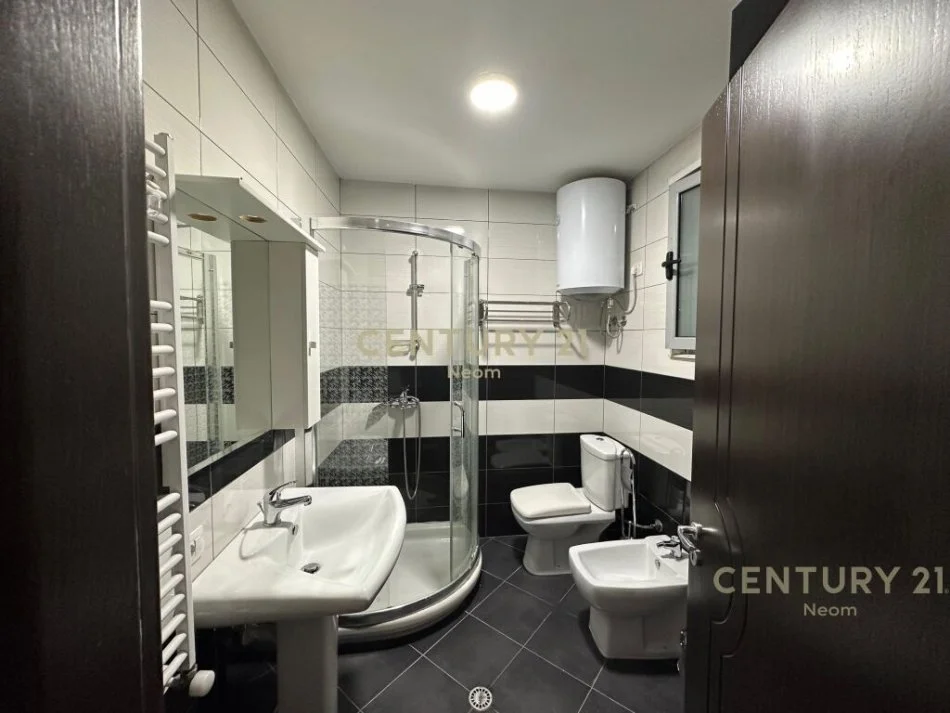 Tirane, jepet me qera apartament 2+1 Kati 5, 100 m² 650 € (Neom107945)