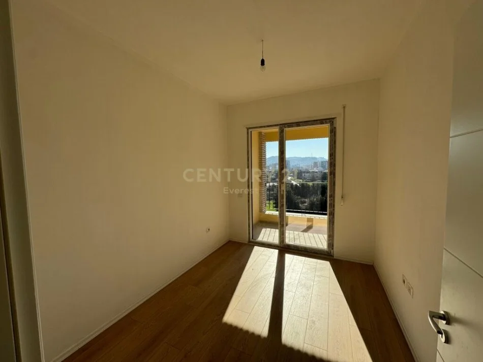 Tirane, shitet apartament 3+1+Aneks+Ballkon Kati 5, 149 m² 250.000 € (rruga ish fusha e aviacionit)