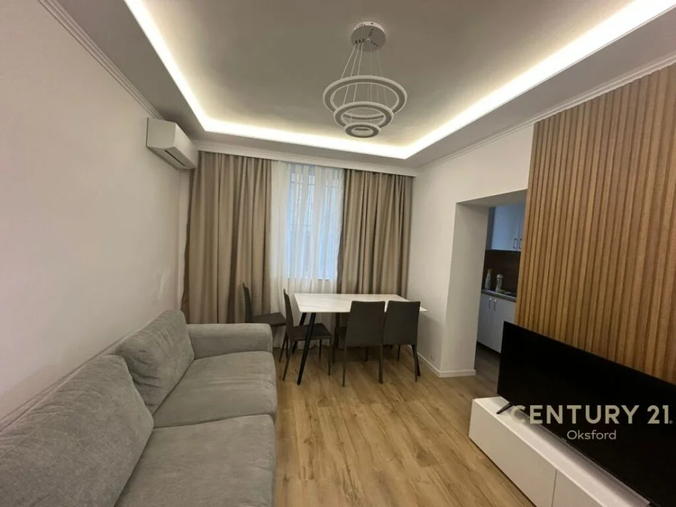Tirane, jepet me qera apartament 2+1 , 82 m² 700 € (Prane bllokut te ambasadave)