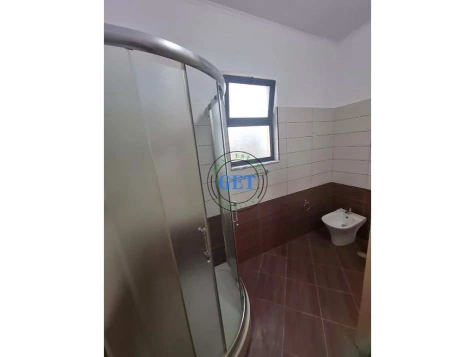 Durres, jepet me qera apartament 2+1 Kati 6, 60 m² 300 € (Stadiumi)