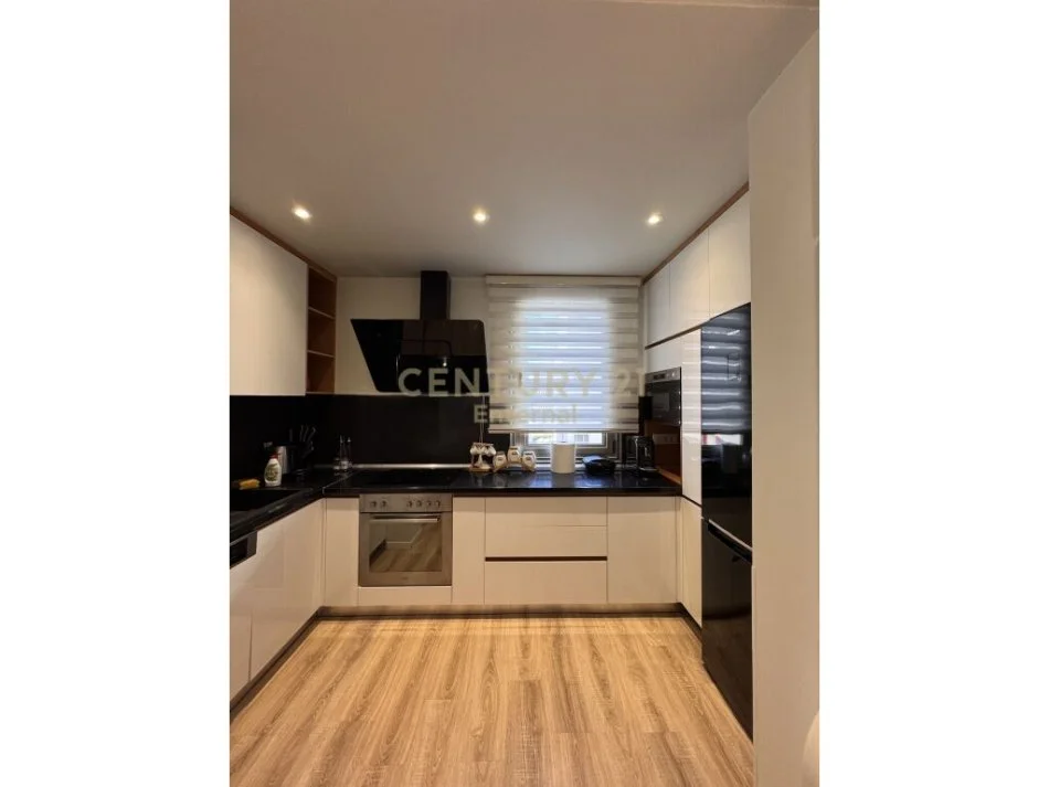 Tirane, jepet me qera apartament 2+1+Ballkon Kati 4, 110 m² 1.500 € (Rruga e kosovareve)