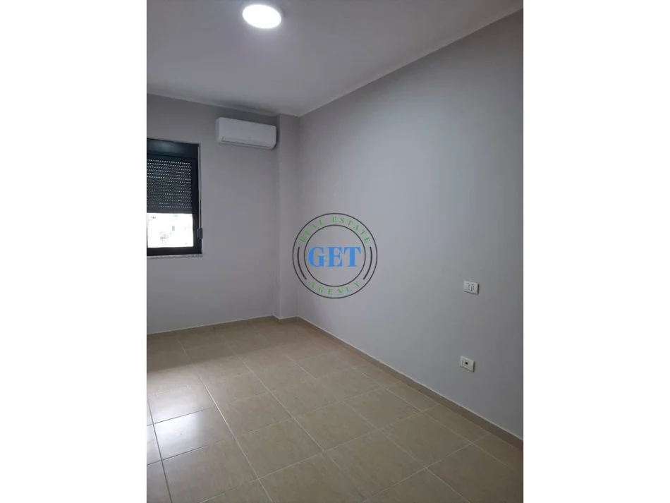 Durres, jepet me qera apartament 2+1 Kati 6, 60 m² 300 € (Stadiumi)