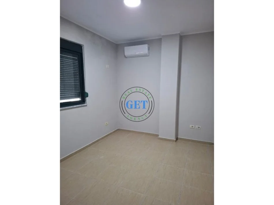 Durres, jepet me qera apartament 2+1 Kati 6, 60 m² 300 € (Stadiumi)