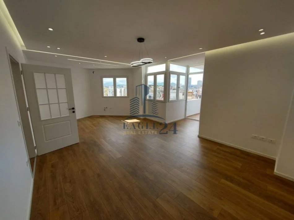 Tirane, shitet apartament 2+1 Kati 10, 100 m² 213.000 € (Rruga e Barrikadave)