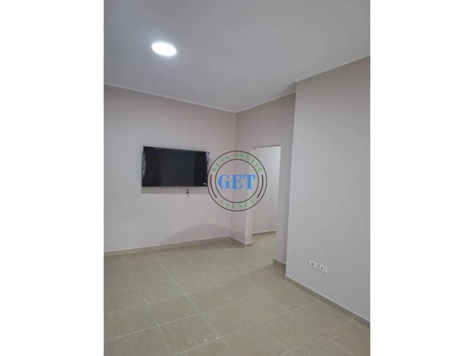 Durres, jepet me qera apartament 2+1 Kati 6, 60 m² 300 € (Stadiumi)
