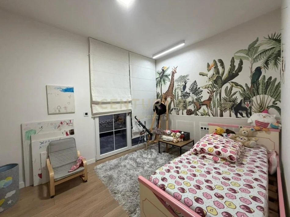 Tirane, shitet apartament 3+1 Kati 5, 205 m² 235.000 € 