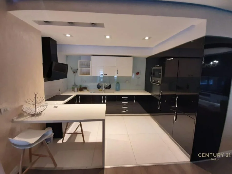 Tirane, jepet me qera apartament 3+1 Kati 5, 158 m² 550 € (Astir)