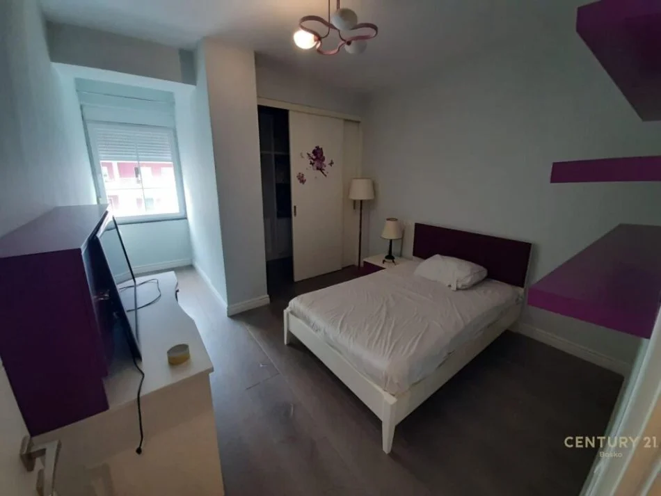 Tirane, jepet me qera apartament 3+1 Kati 5, 158 m² 550 € (Astir)