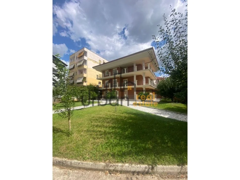 Tirane, jepet me qera Vile , 1.000 m² 8.000 € (Vilat Gjermane)