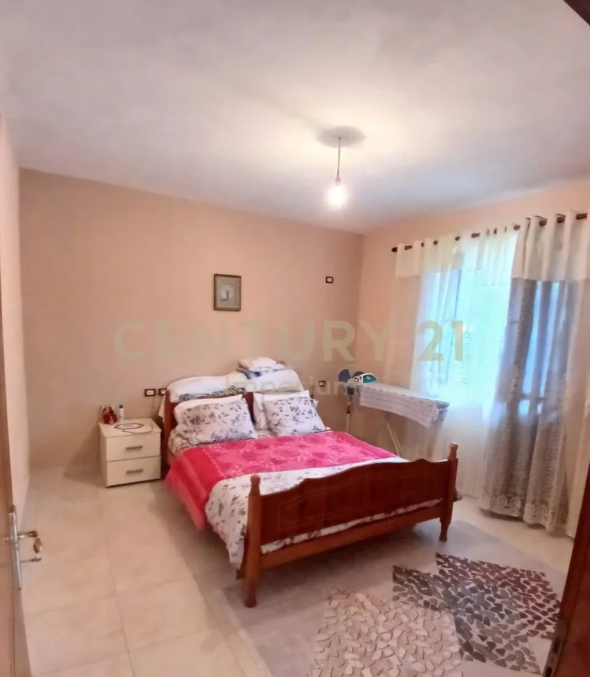 Tirane, shitet shtepi 2+1 Kati 1, 150 m² 120.000 € (Mezez)