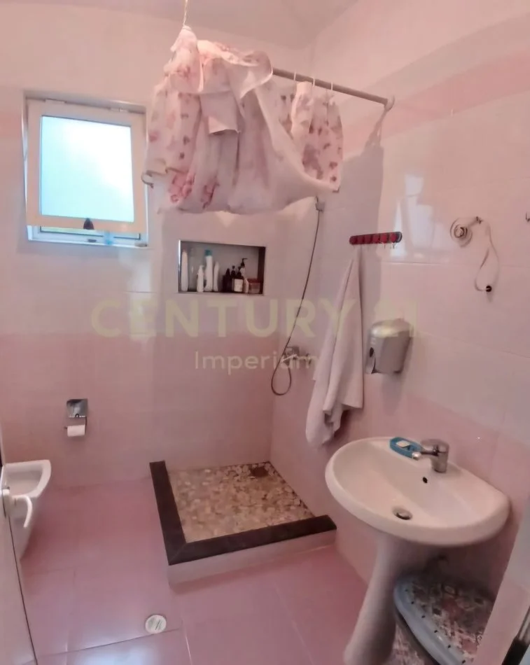 Tirane, shitet shtepi 2+1 Kati 1, 150 m² 120.000 € (Mezez)