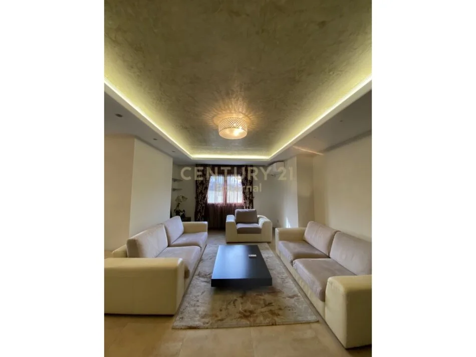 Tirane, jepet me qera apartament 3+1 Kati 4, 135 m² 1.000 € (Rruga Mine Peza)