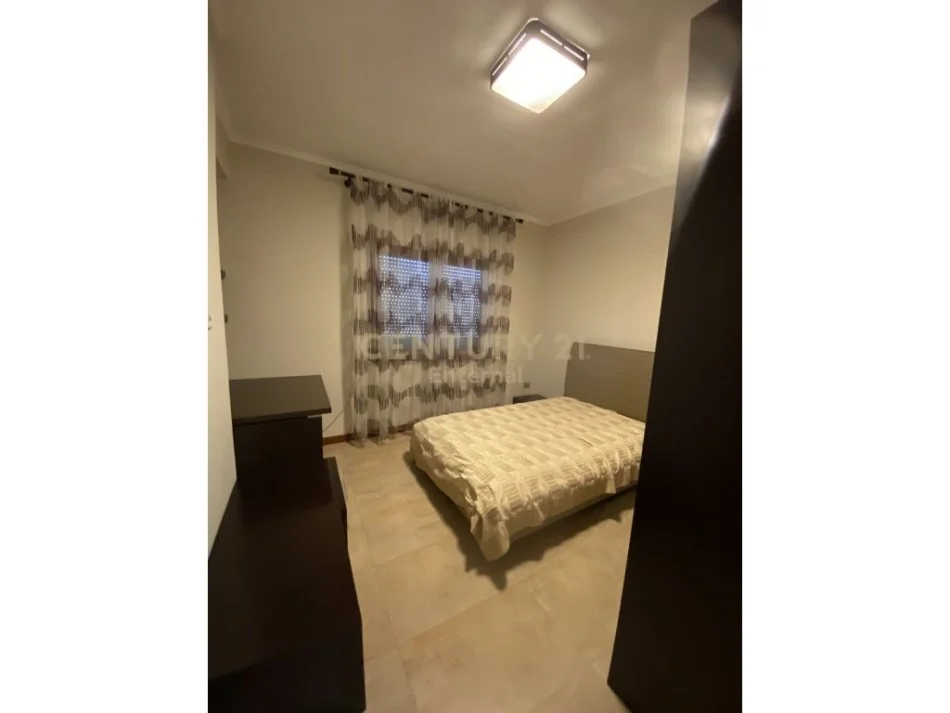 Tirane, jepet me qera apartament 3+1 Kati 4, 135 m² 1.000 € (Rruga Mine Peza)