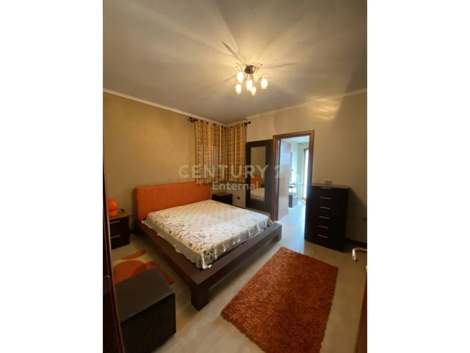 Tirane, jepet me qera apartament 3+1 Kati 4, 135 m² 1.000 € (Rruga Mine Peza)