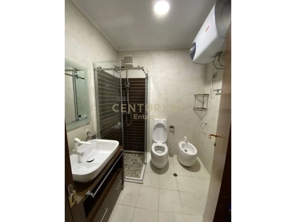 Tirane, jepet me qera apartament 3+1 Kati 4, 135 m² 1.000 € (Rruga Mine Peza)