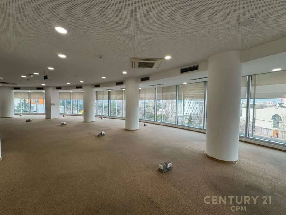 Tirane, jepet me qera ambjent biznesi Kati 6, 658 m² 13.000 € (Rruga e Elbasanit)