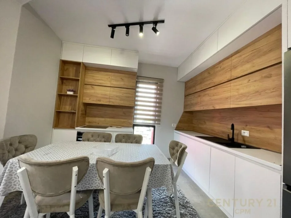 Tirane, jepet me qera apartament Kati 6, 100 m² 800 € 